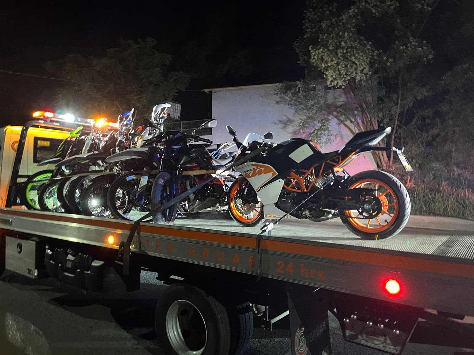 Frena Policía de Santiago a motociclistas que jugaban carreras en carretera a La Cortina Frena Policía de Santiago a motociclistas que jugaban carreras en carretera a La Cortina