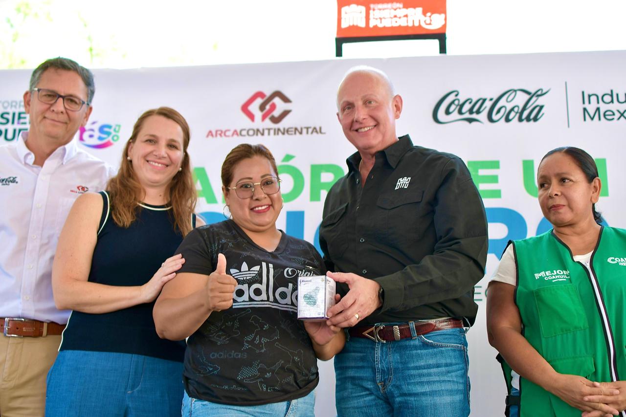 Román Cepeda arranca en Torreón el programa de regaderas ecológicas “Ahórrate un chorro” Román Cepeda arranca en Torreón el programa de regaderas ecológicas “Ahórrate un chorro”