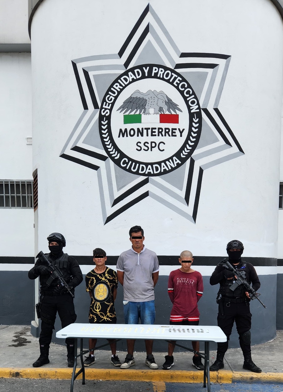 Detiene Policía de Monterrey a hombres con 125 envoltorios de droga Detiene Policía de Monterrey a hombres con 125 envoltorios de droga