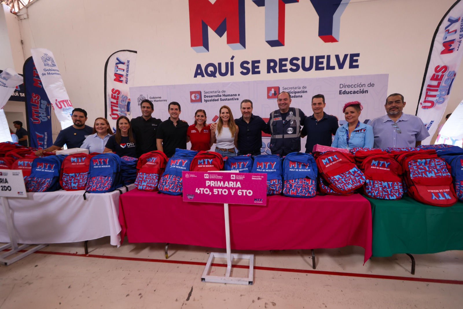 Visita Adrian de la Garza entrega de útiles en el gimnasio Monterrey 400