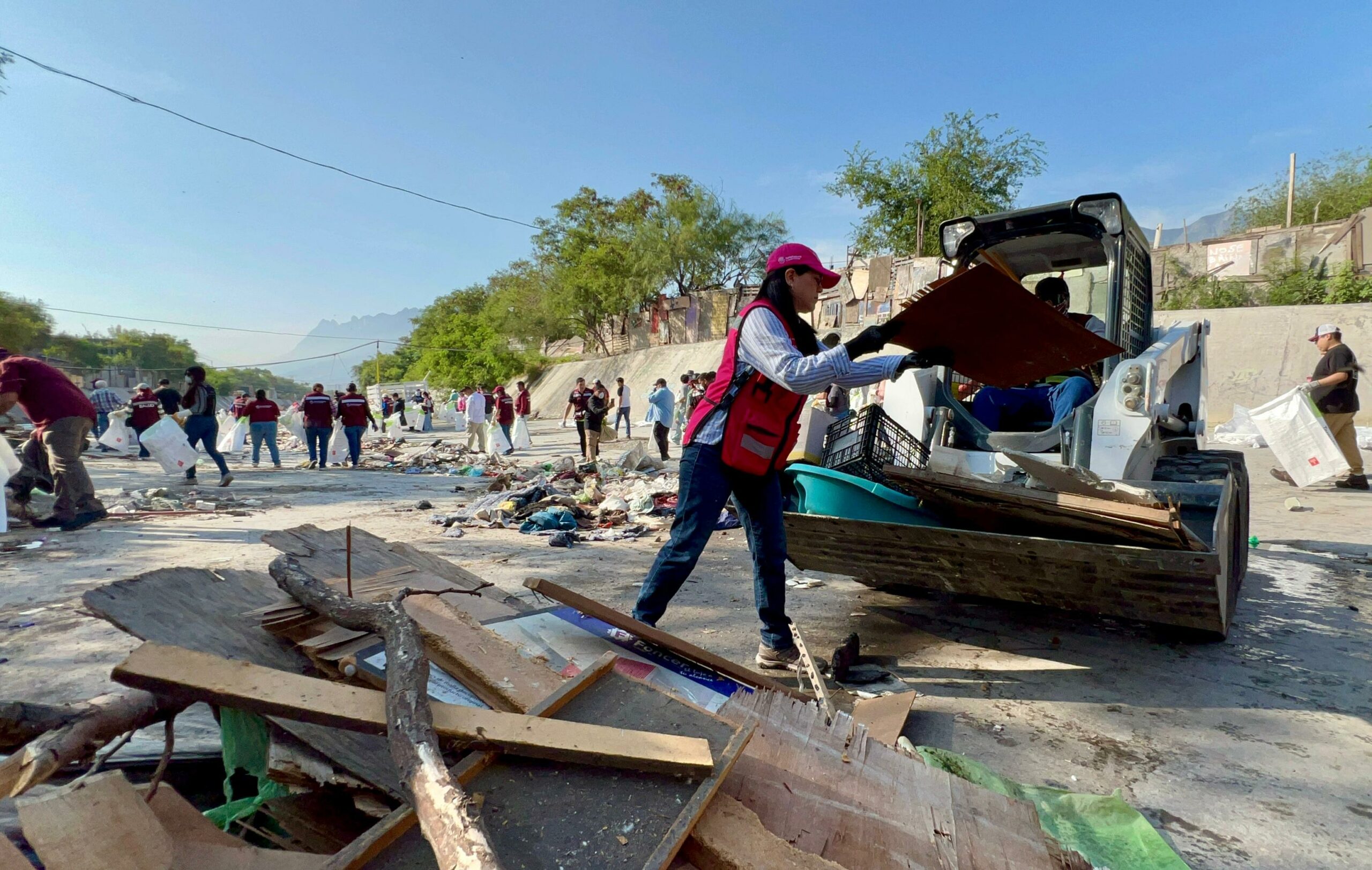 Realiza Santa Catarina brigada de limpieza en arroyo el Obispo, recogen 65 toneladas de basura Realiza Santa Catarina brigada de limpieza en arroyo el Obispo, recogen 65 toneladas de basura