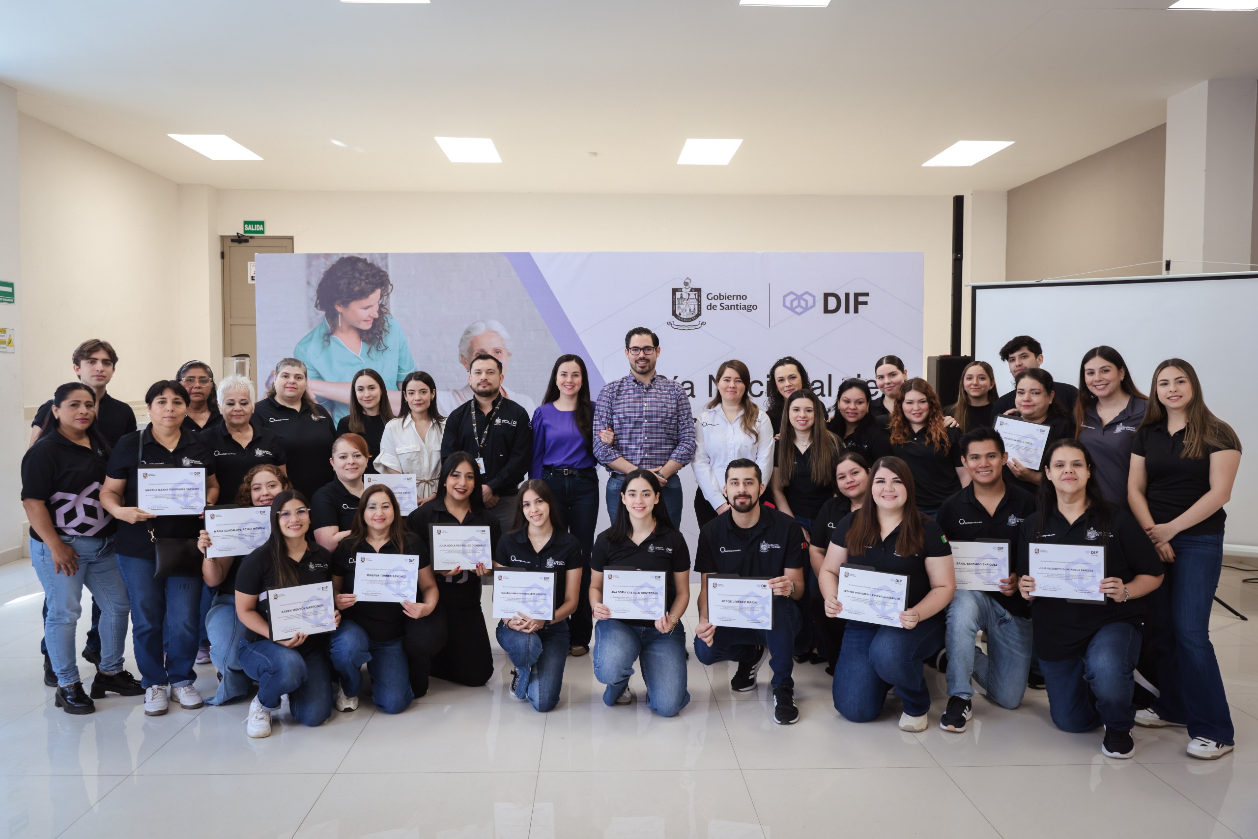 Reconocen David de la Peña y Olga Amalia Villalón a los terapeutas físicos de DIF Santiago por su vocación y entrega al servicio de los santiaguenses Reconocen David de la Peña y Olga Amalia Villalón a los terapeutas físicos de DIF Santiago por su vocación y entrega al servicio de los santiaguenses
