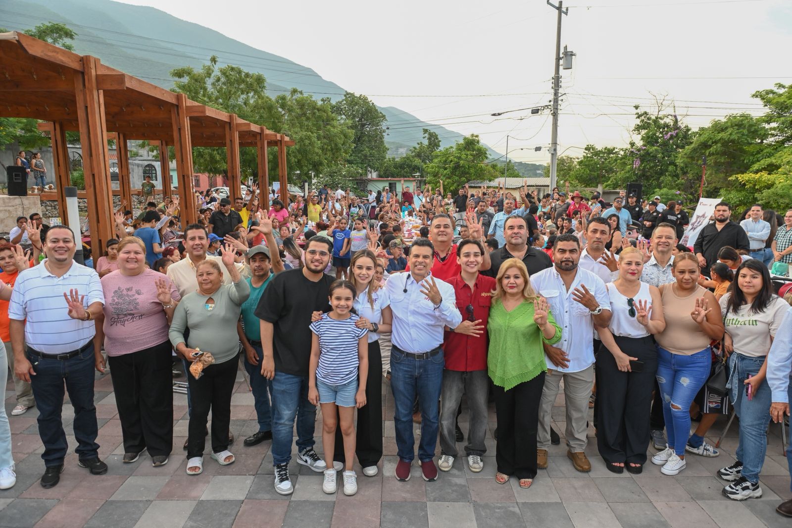 Festejan vecinos de la Ampliación Echeverría a Lalo Gattás en su cumpleaños
