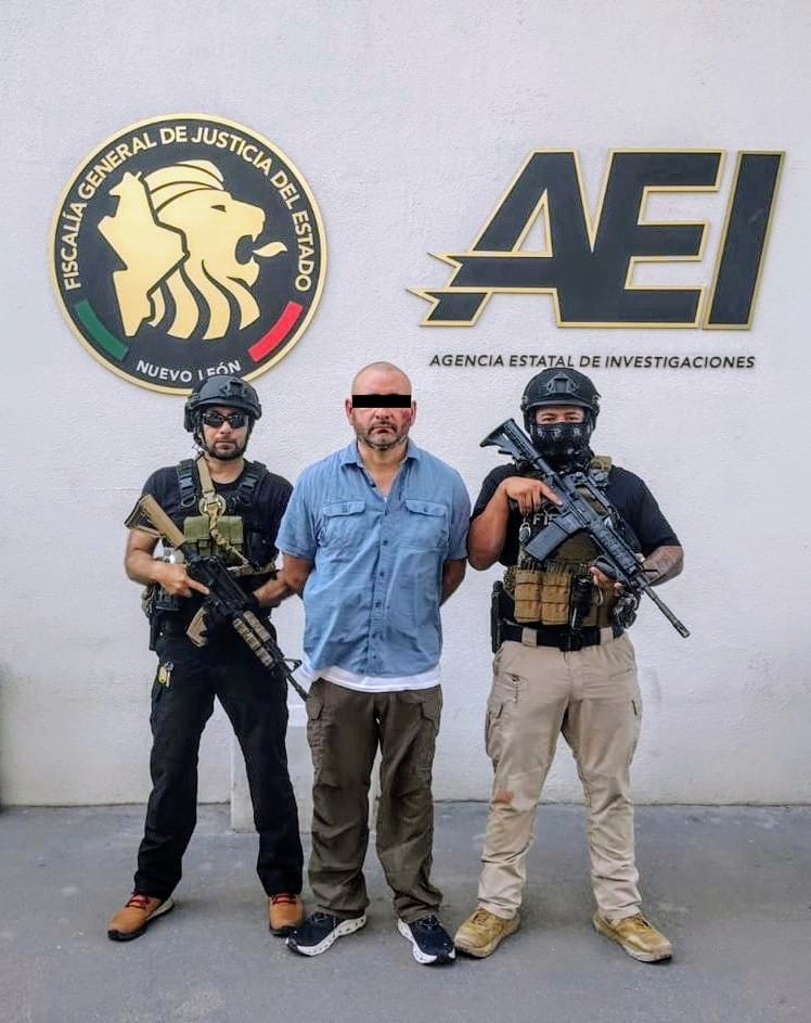 Cateo de Fiscalía de NL en Mitras Centro deja aseguramiento de armas, droga y detención de un hombre investigado por tentativa de feminicidio