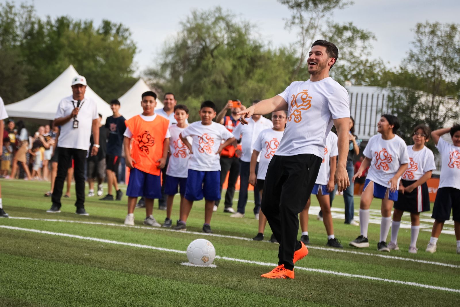 Inaugura Samuel García cancha en Villa Española con cascarita mundialista