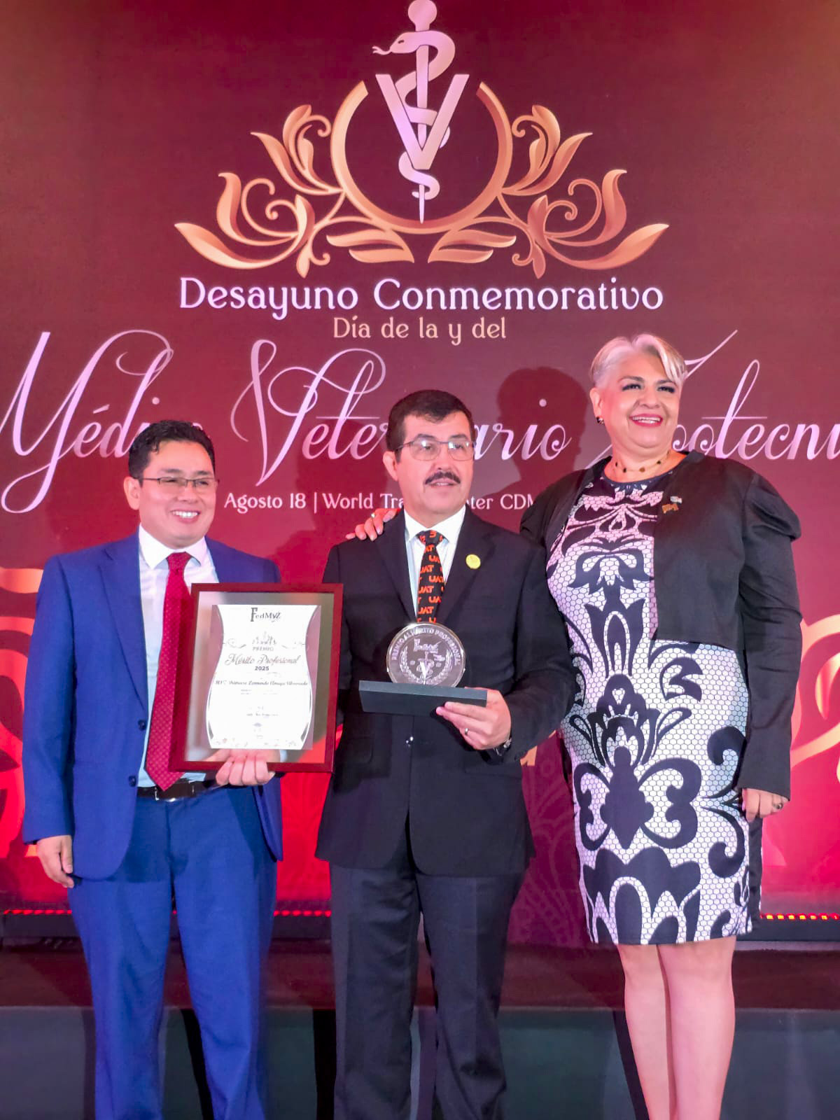 Recibe Dámaso Anaya Premio Nacional al Mérito Profesional 2025 Recibe Dámaso Anaya Premio Nacional al Mérito Profesional 2025