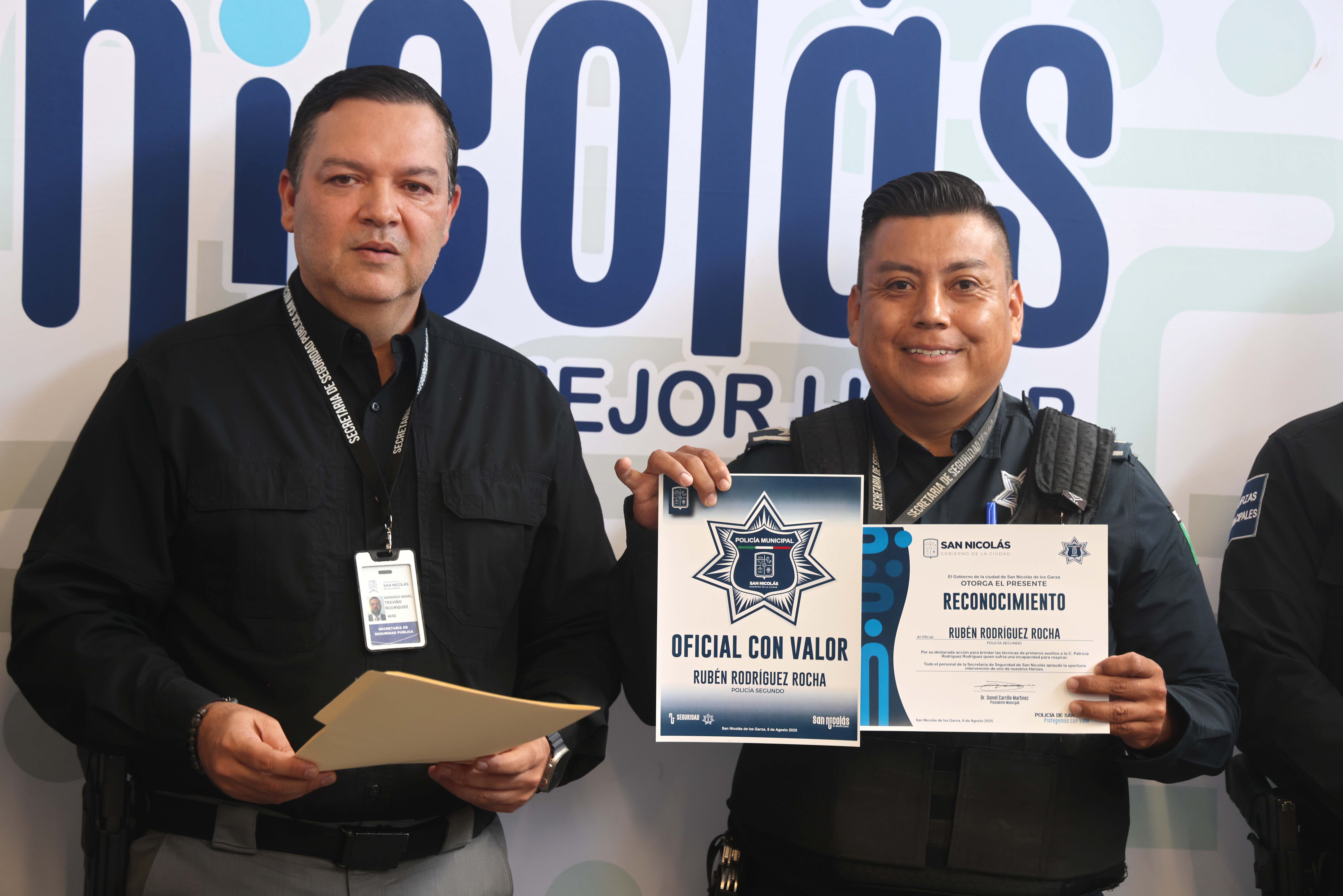Reconoce Policía de San Nicolás a elemento que salvó la vida a mujer Reconoce Policía de San Nicolás a elemento que salvó la vida a mujer