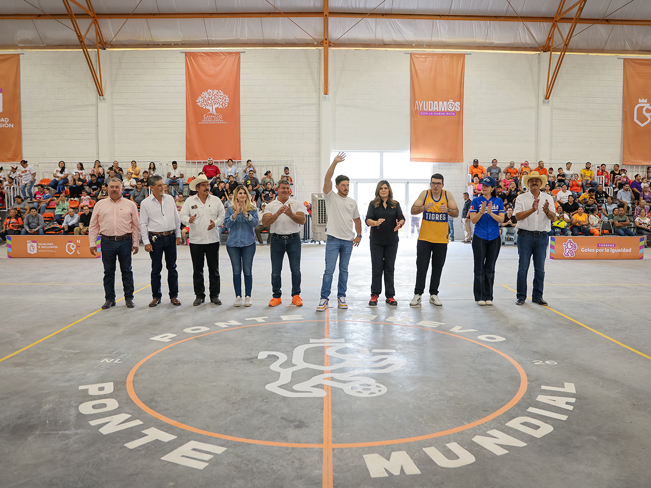 Inaugura Samuel García Multideportivo en Cerralvo con cascarita mundialista
