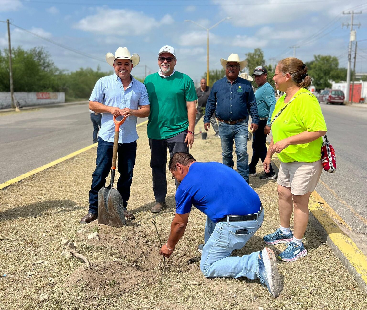 Arranca Chano Díaz campaña de reforestación en plazas, parques y bulevares de Sabinas Arranca Chano Díaz campaña de reforestación en plazas, parques y bulevares de Sabinas
