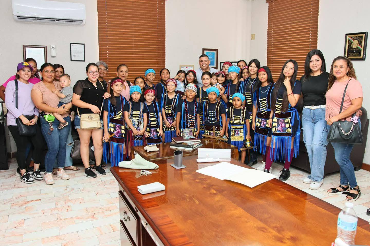 Apoya alcalde Chano Díaz a grupo de danza tradicional de Sabinas Apoya alcalde Chano Díaz a grupo de danza tradicional de Sabinas