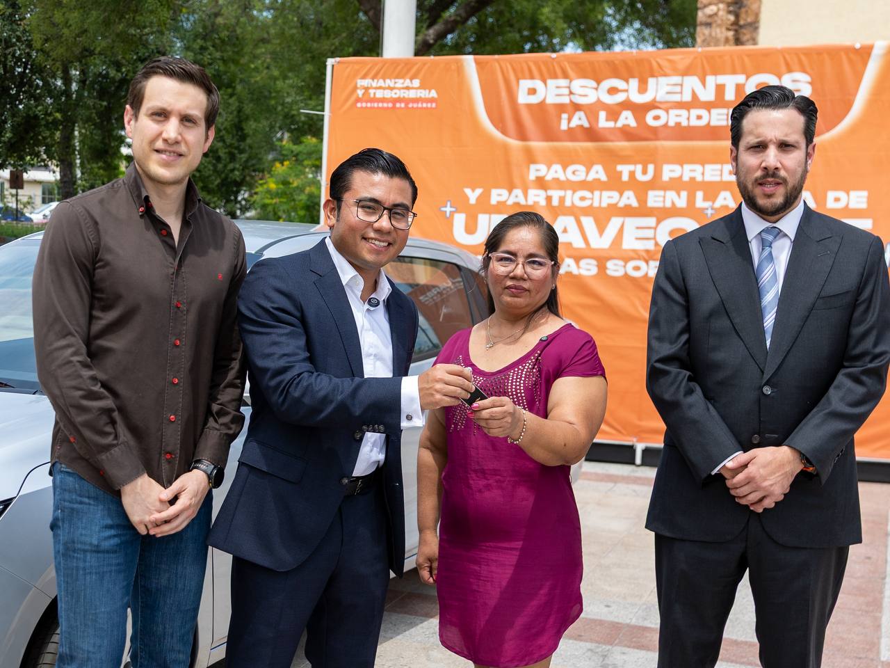 Félix Arratia entrega automóvil a ganadora del Sorteo Predial 2025 Félix Arratia entrega automóvil a ganadora del Sorteo Predial 2025