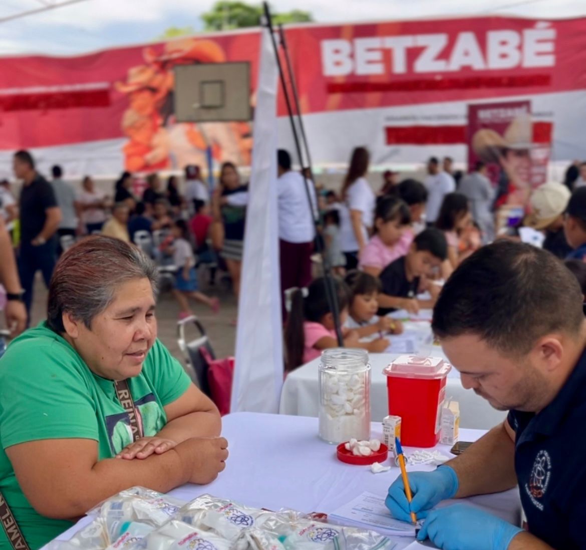 Betzabé Martínez participa activa y personalmente en las Jornadas de La transformación en el ejido Transporte Betzabé Martínez participa activa y personalmente en las Jornadas de La transformación en el ejido Transporte
