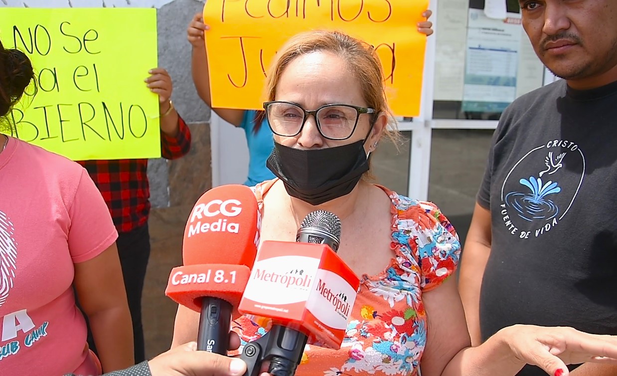 Camarera acusada de robo millonario obtiene libertad condicional; exige justicia en audiencia