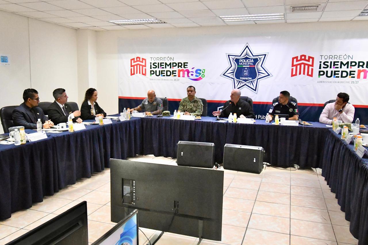 Román Alberto Cepeda González presenta a integrantes de CALEA modelo de seguridad en Torreón
