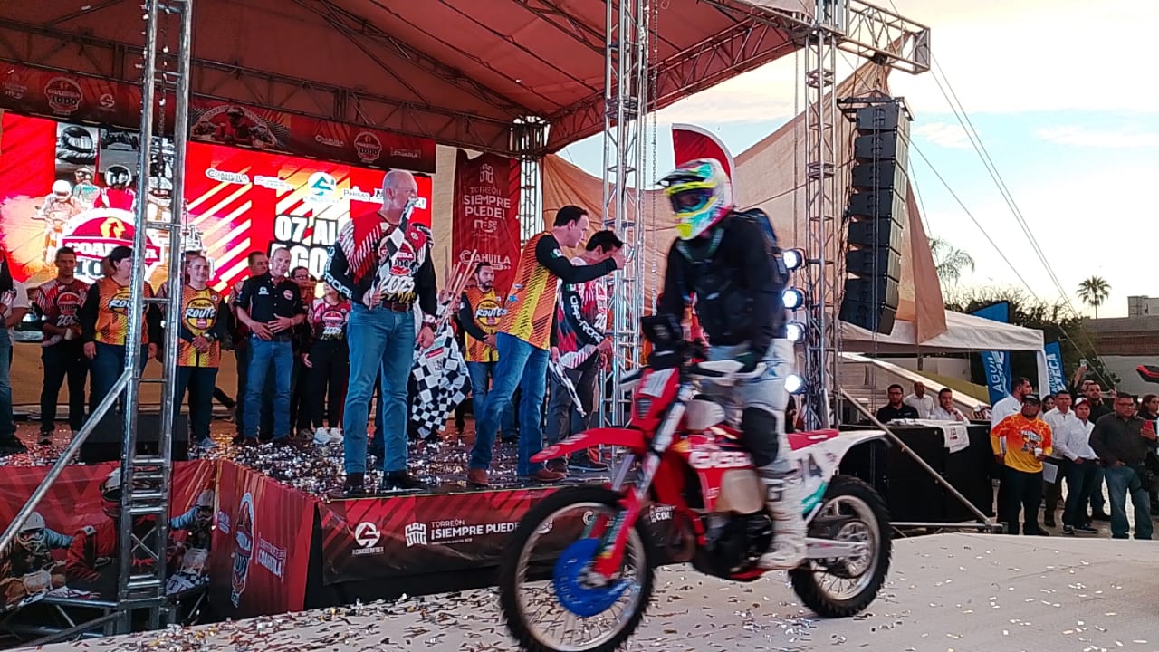 Dan banderazo de arranque de la carrera Coahuila 1000 edición 2025 en Torreón