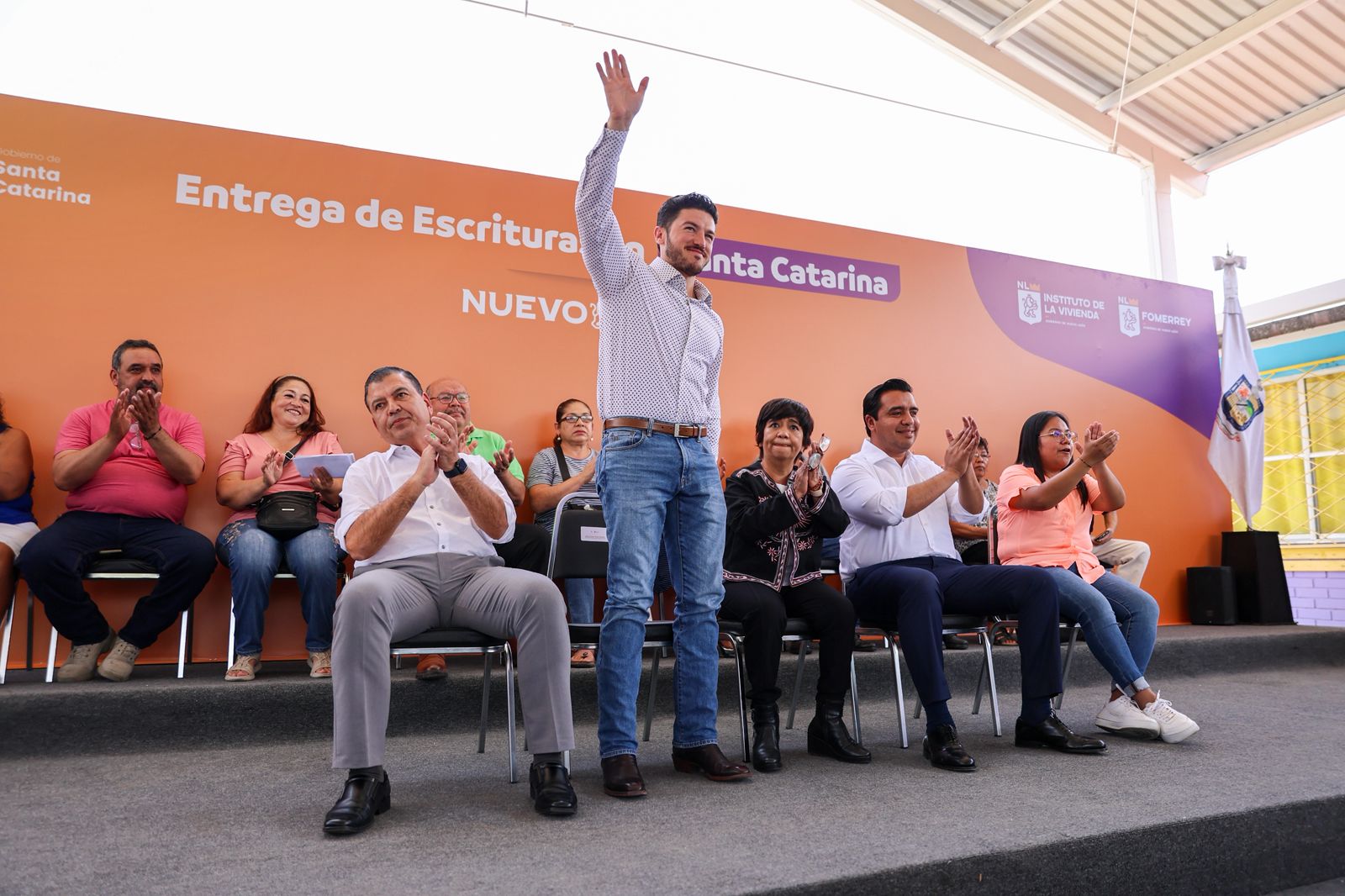 Entrega Samuel García escrituras a vecinos de Santa Catarina