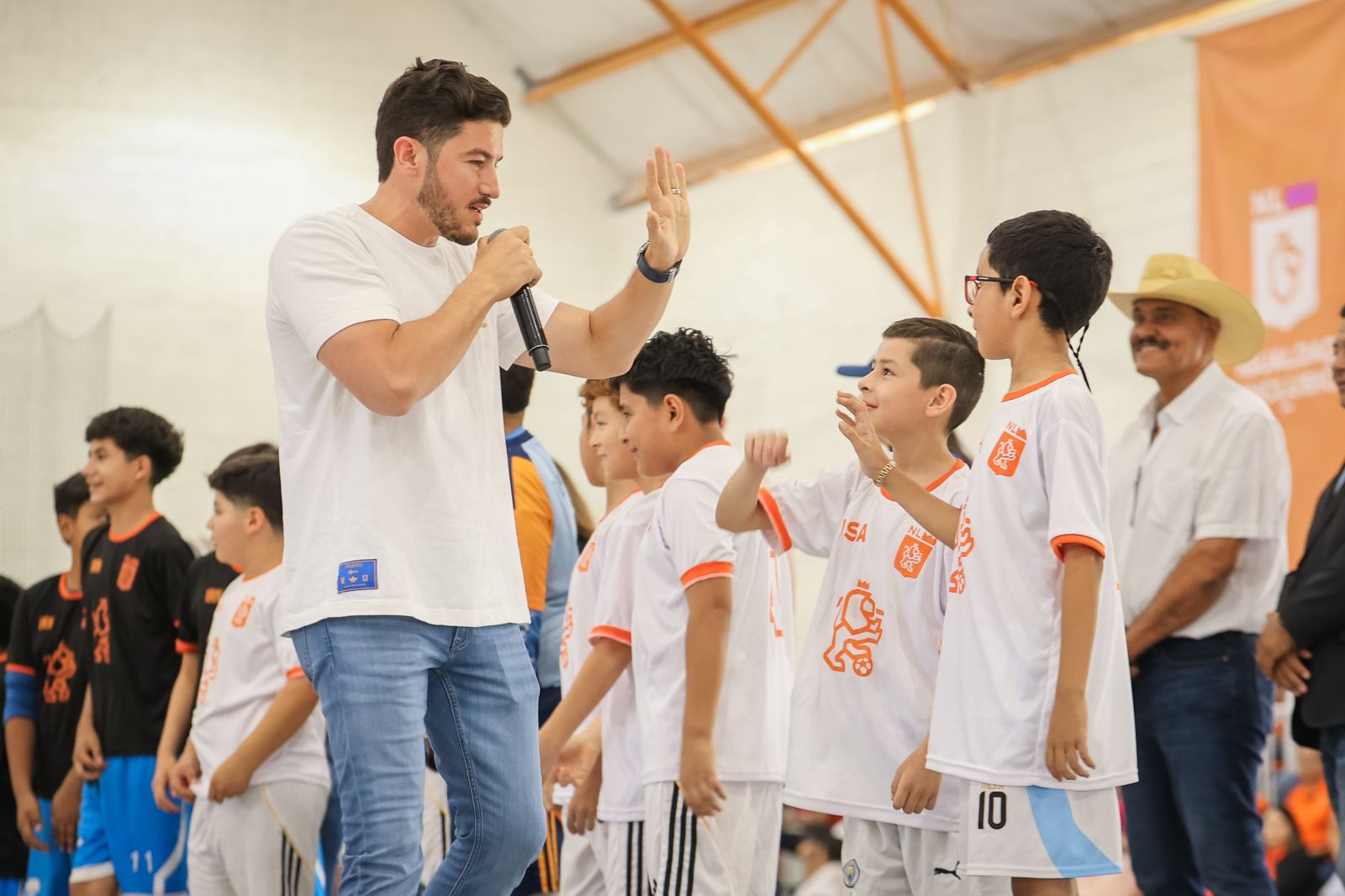 Inaugura Samuel García multideportivo en Cerralvo con cascarita mundialista Inaugura Samuel García multideportivo en Cerralvo con cascarita mundialista