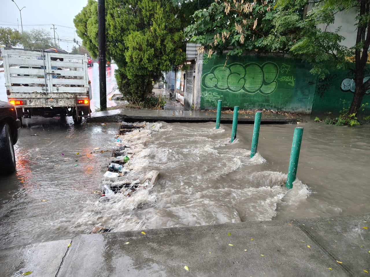 Servicios Públicos de Guadalupe limpian alcantarillas para prevenir afectaciones