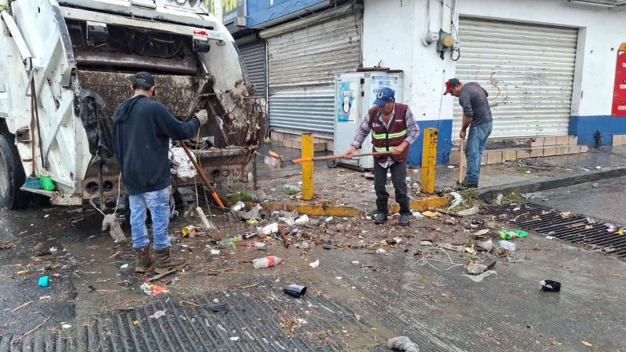 Limpian y retiran acumulación de basura en pluviales y avenidas de Santa Catarina
