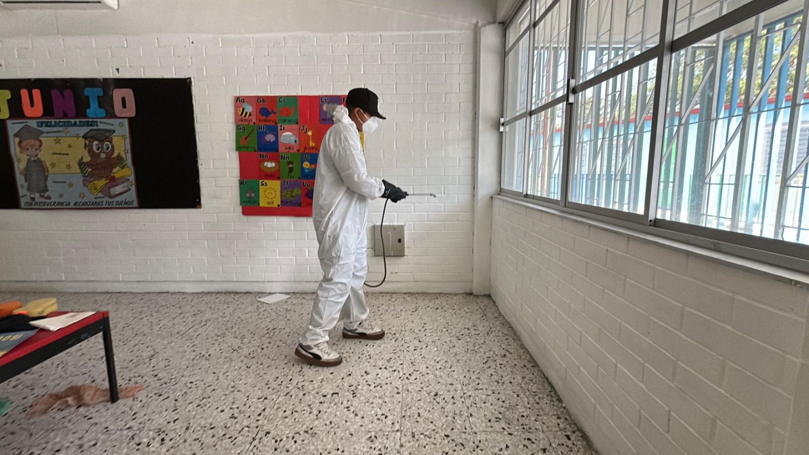 Realiza Santa Catarina brigadas de limpieza y fumigación en escuelas
