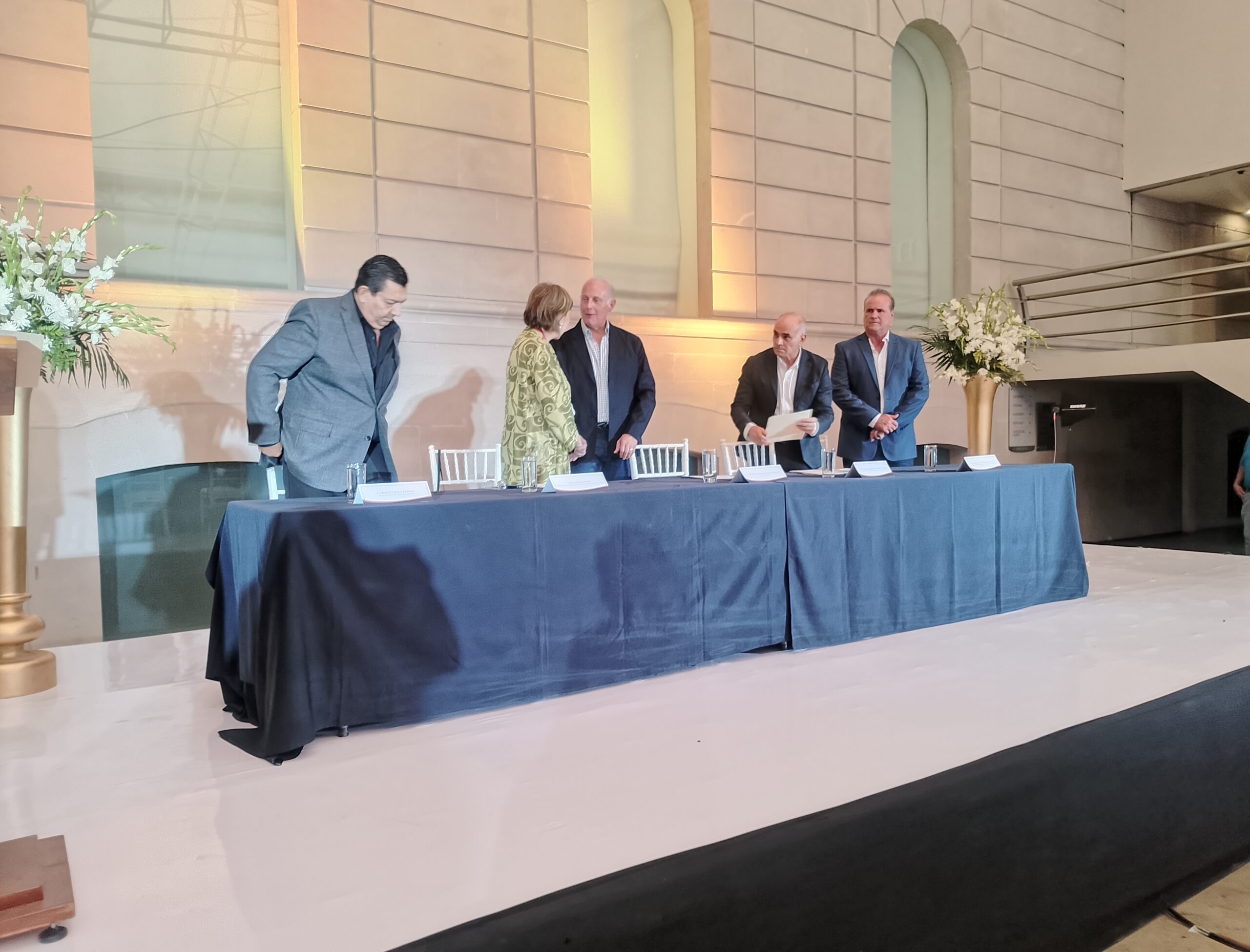 Román Alberto Cepeda González premia a ganadores del concurso nacional Regeneración del Paseo Morelos