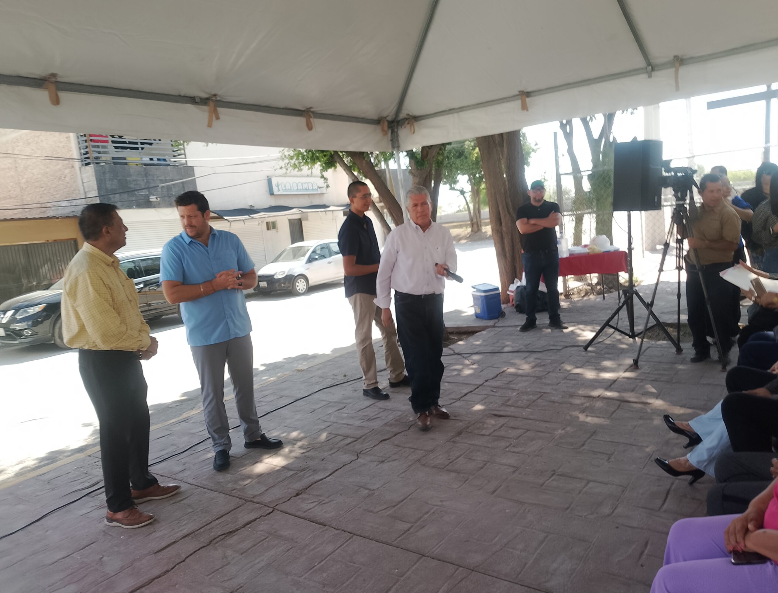 Colonos de Villa Florida sostienen reunión informativa con el Secretario del Ayuntamiento de Torreón