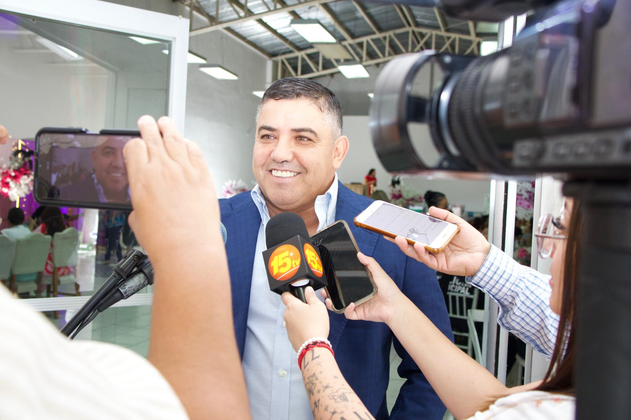 Festeja Chano Díaz a Madres trabajadoras del Ayuntamiento