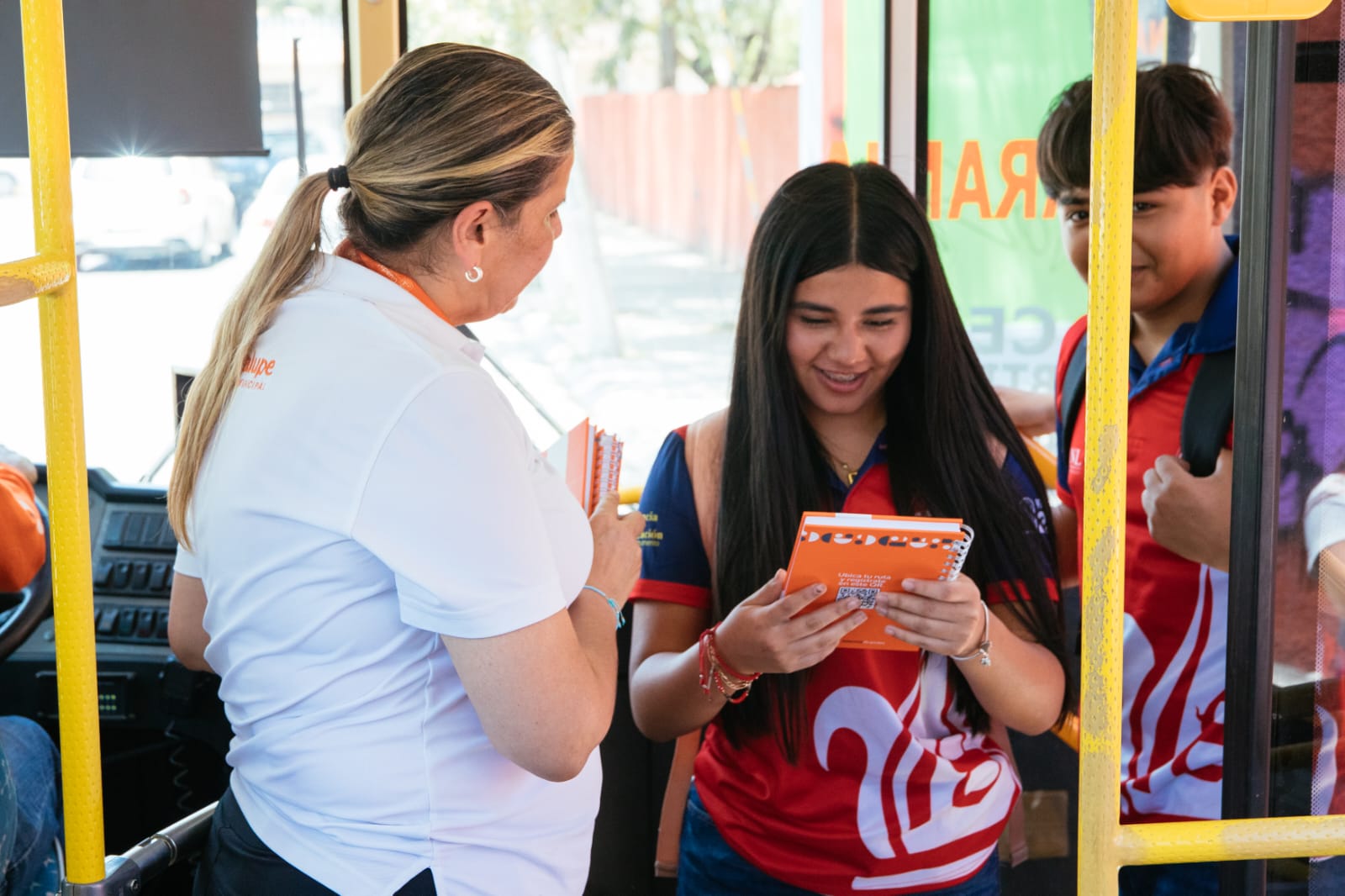 Entrega agendas Guadalupe Nos mueve a la Escuela a estudiantes de nuevo ingreso Entrega agendas Guadalupe Nos mueve a la Escuela a estudiantes de nuevo ingreso