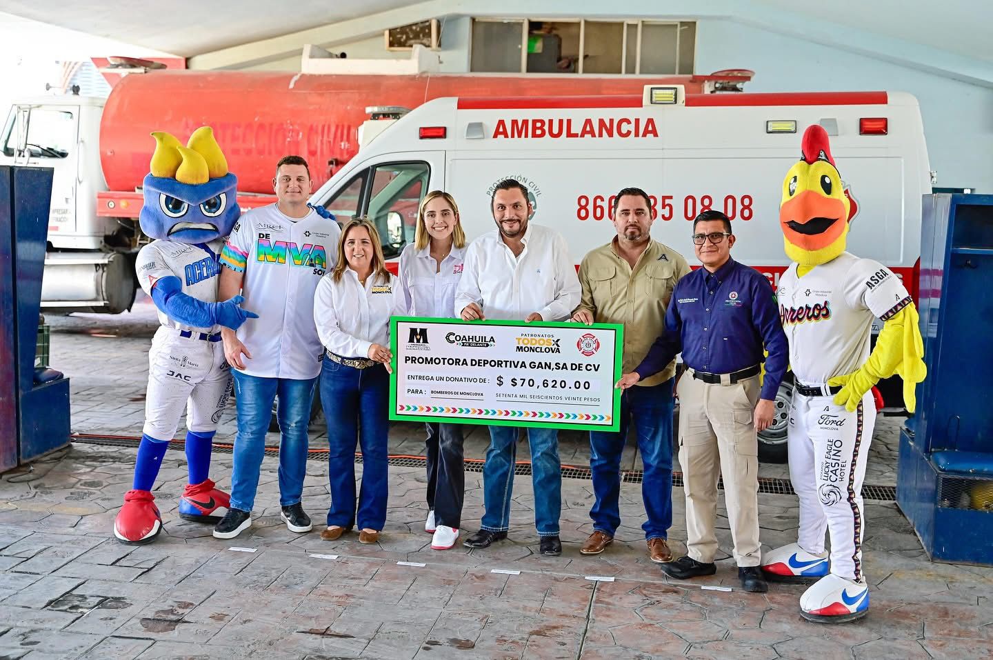 Carlos Villarreal entregó a Bomberos cheque de ‘Juego Con Causa’ Carlos Villarreal entregó a Bomberos cheque de ‘Juego Con Causa’