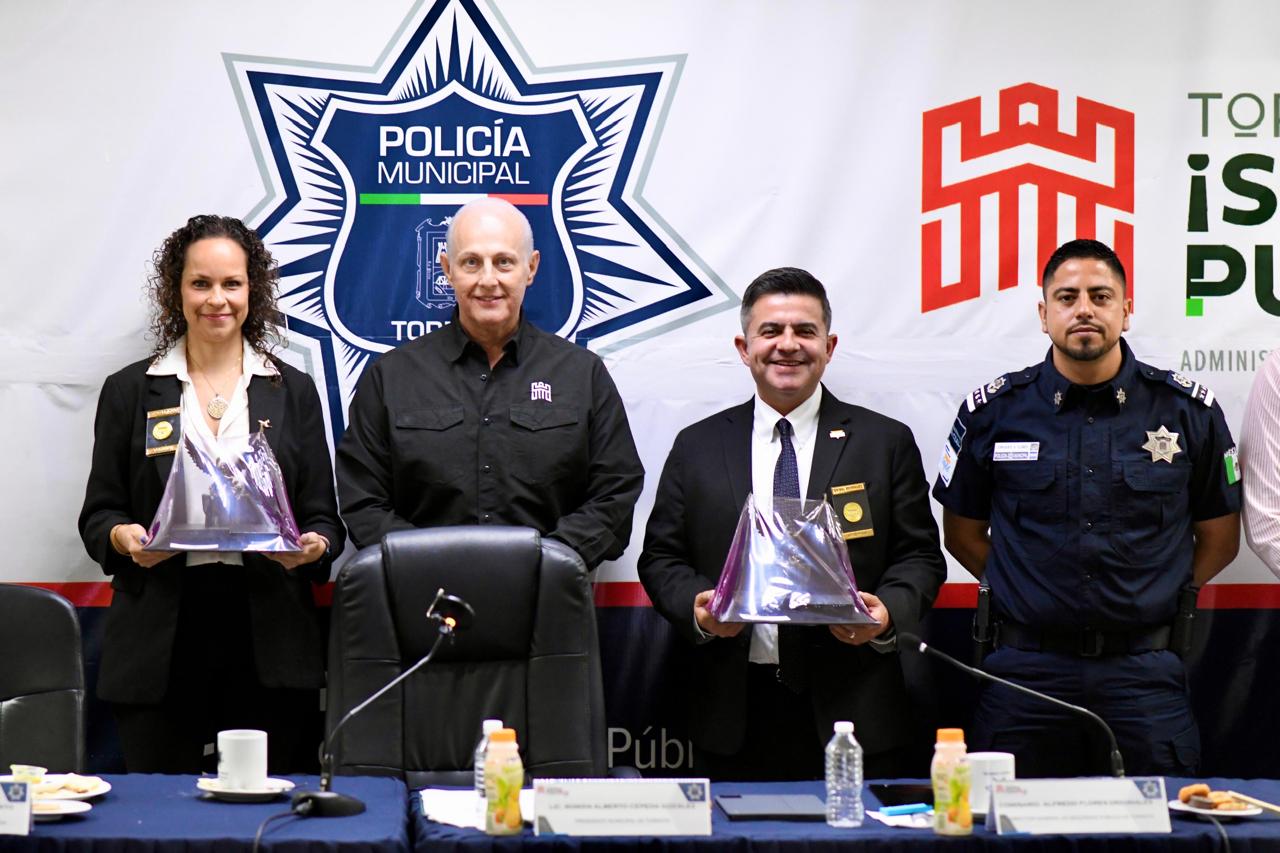 Román Cepeda presenta a integrantes de CALEA modelo de seguridad en Torreón Román Cepeda presenta a integrantes de CALEA modelo de seguridad en Torreón