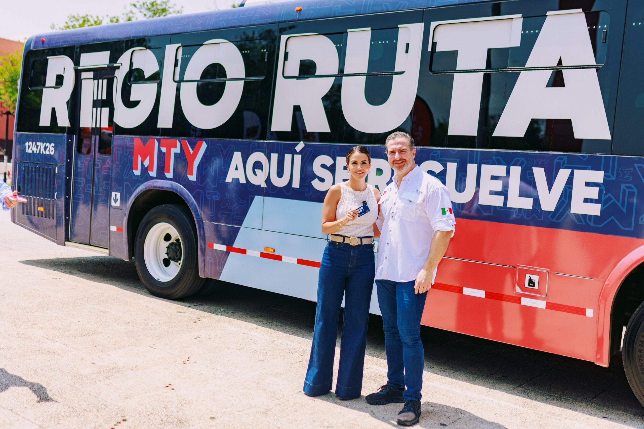 Lorena de la Garza y Adrián de la Garza reafirman su trabajo en equipo por Monterrey Lorena de la Garza y Adrián de la Garza reafirman su trabajo en equipo por Monterrey
