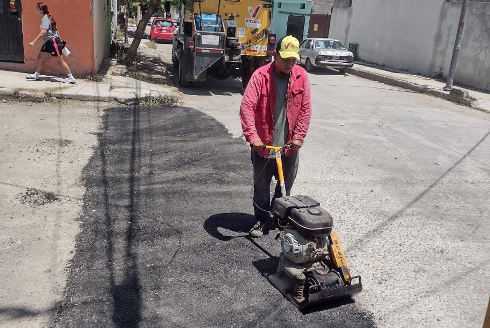 Obras públicas acelera programa de bacheo en colonias de Victoria