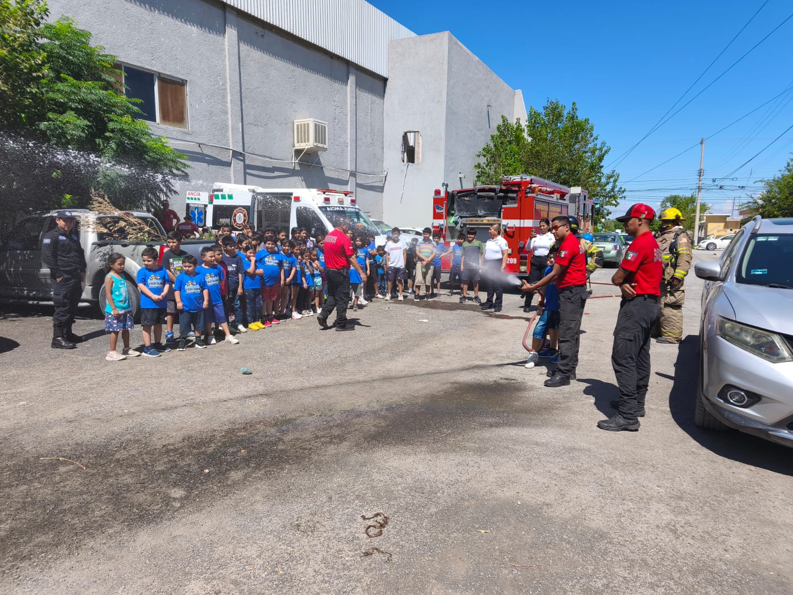 Bomberos enseñan a la niñez primeros auxilios y prevención de accidentes