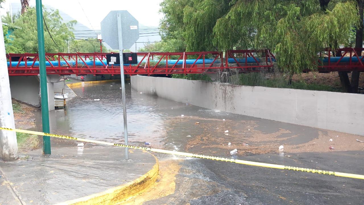 Limpian en Monterrey desagües pluviales, cierran algunas avenidas