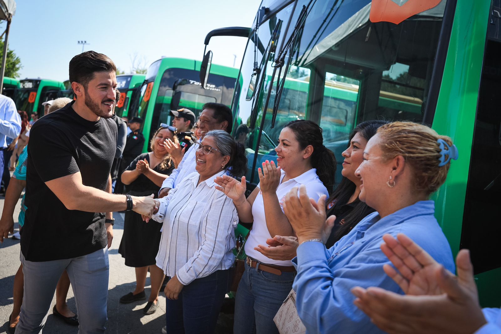 Va Nuevo León por primer lugar en movilidad con más y nuevas unidades: Samuel García Va Nuevo León por primer lugar en movilidad con más y nuevas unidades: Samuel García