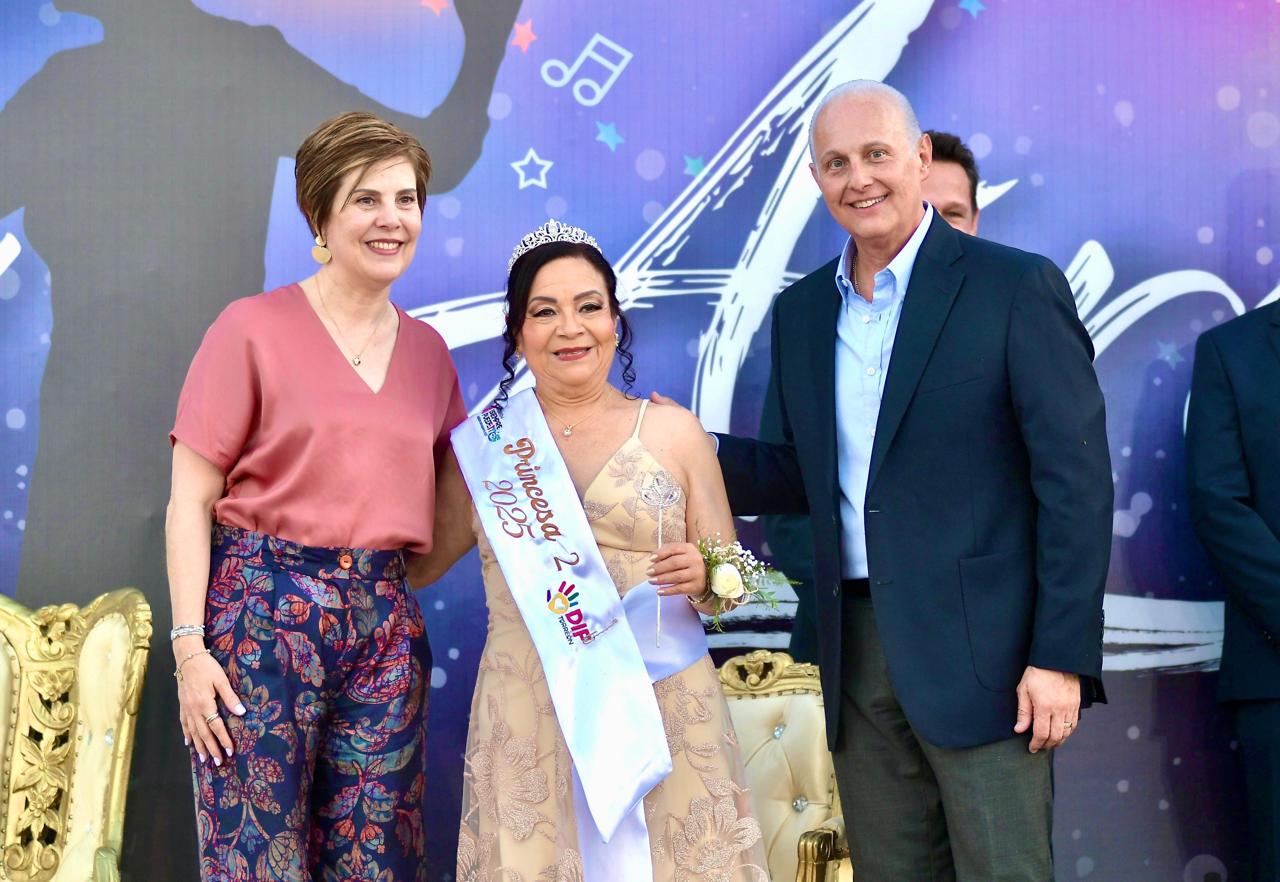 Román Cepeda corona a la reina y a las princesas de los adultos mayores de Torreón Román Cepeda corona a la reina y a las princesas de los adultos mayores de Torreón