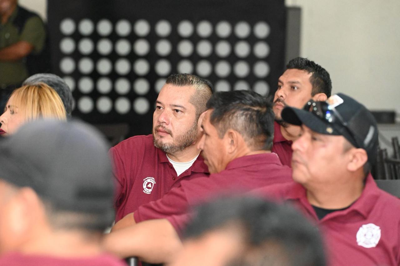 Festeja alcalde Lalo Gattás a bomberos de Victoria Festeja alcalde Lalo Gattás a bomberos de Victoria