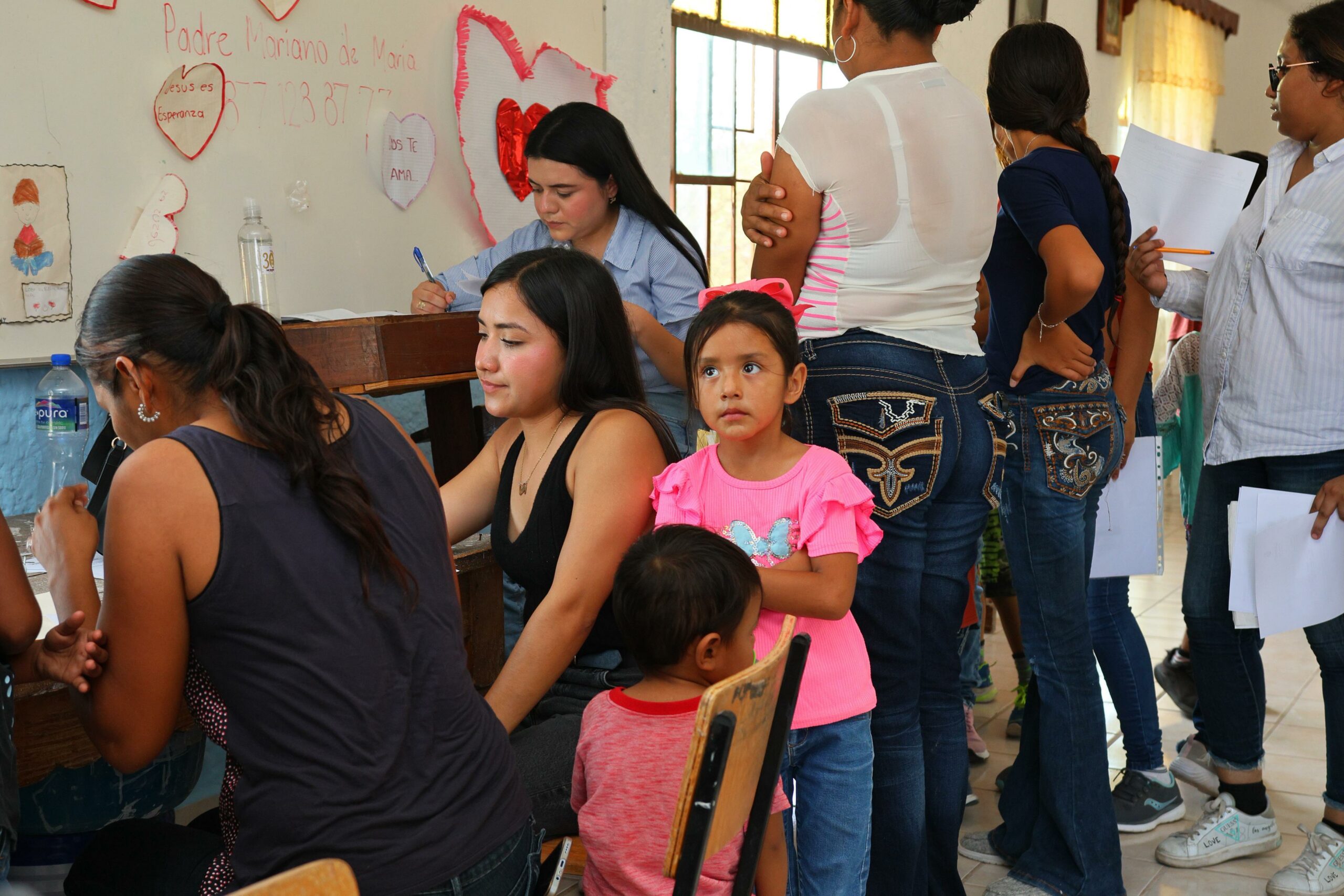 Familias de Puente Negro y Guadalupe Victoria agradecen al alcalde Chano Díaz por entrega de mochilas escolares