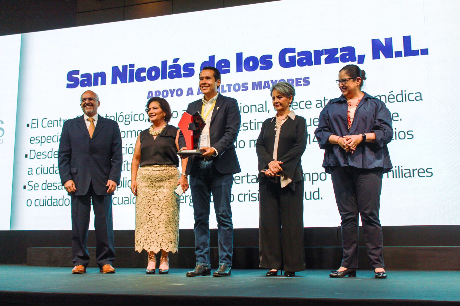 Premian a Daniel Carrillo por mejores prácticas del Centro Gerontológico Premian a Daniel Carrillo por mejores prácticas del Centro Gerontológico