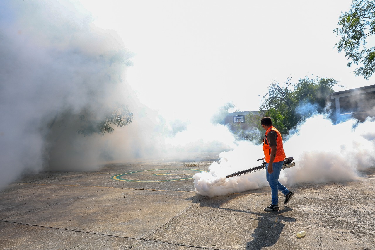 Apoya Guadalupe con labores de fumigación y deshierbe en escuelas Apoya Guadalupe con labores de fumigación y deshierbe en escuelas