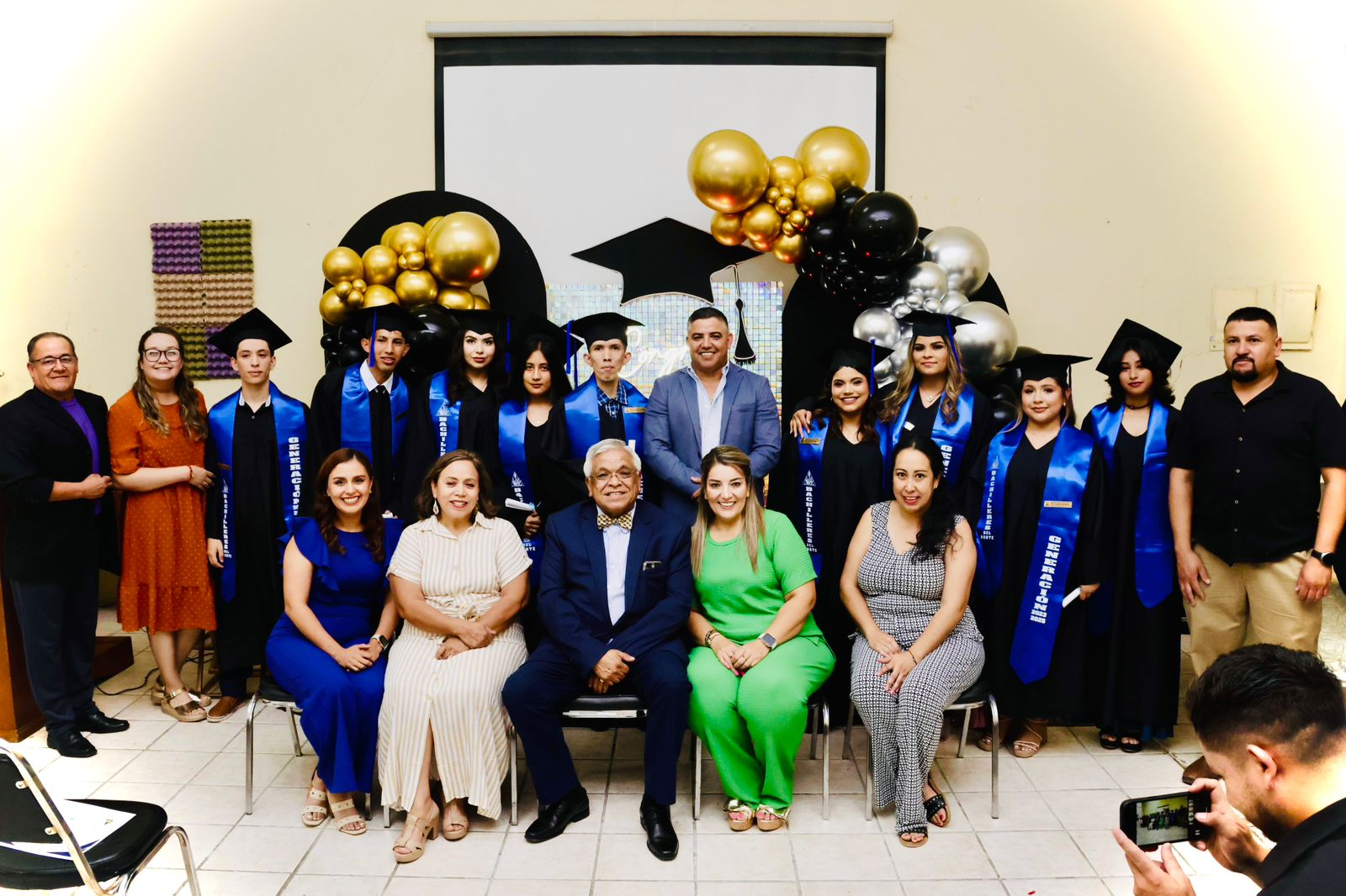 Chano Díaz, padrino de generación en diversos planteles educativos de Sabinas
