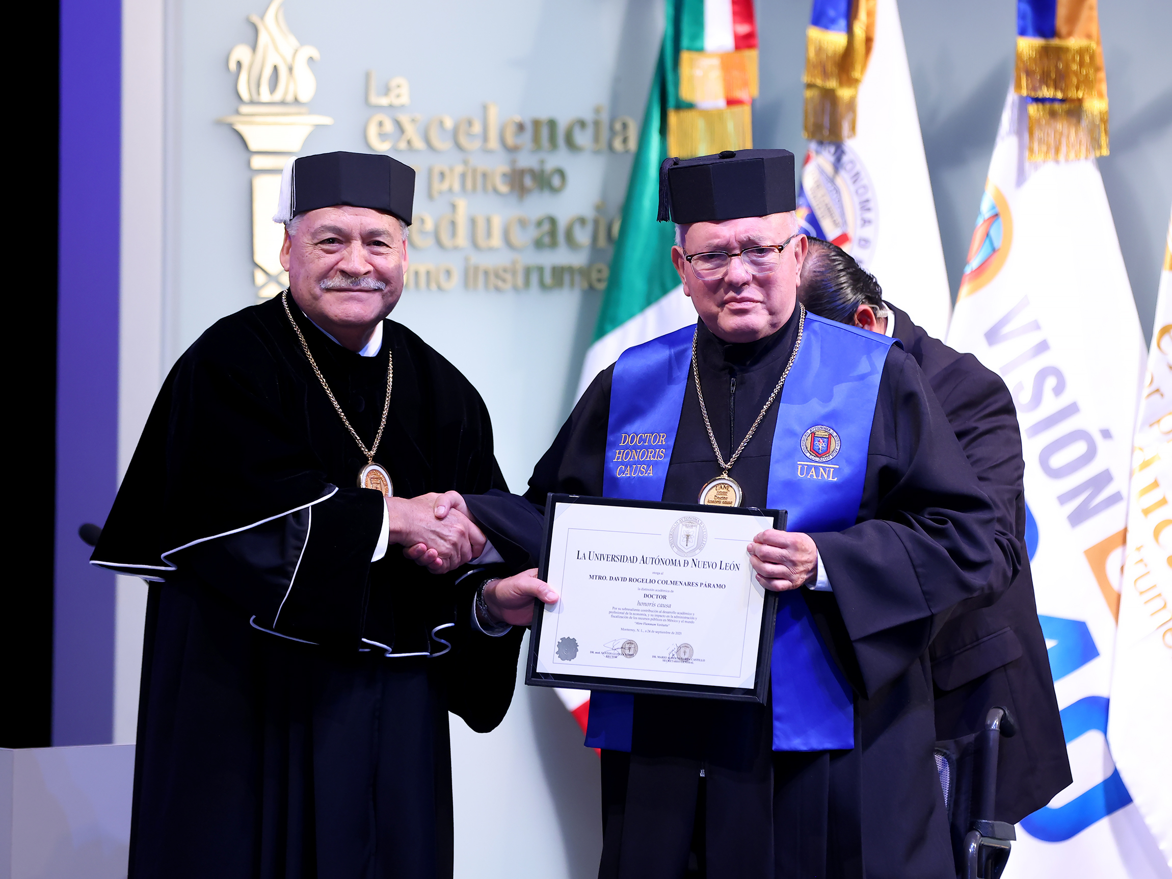 Honra UANL sus contribuciones a la economía, el medio ambiente y la educación
