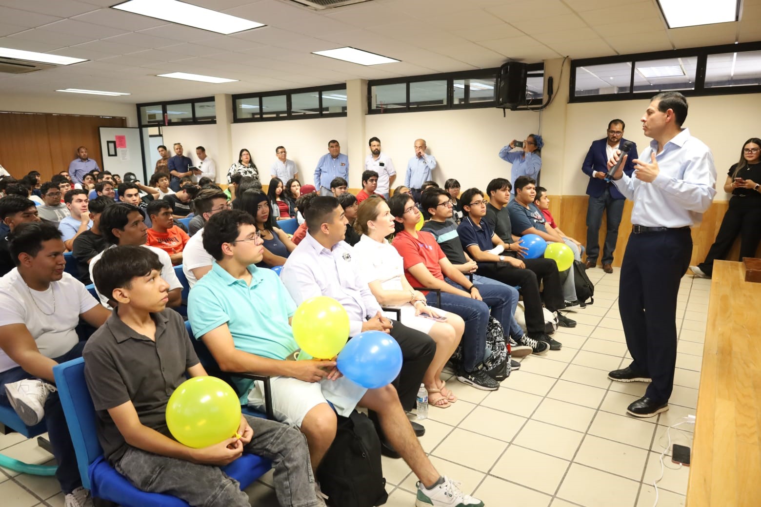 Octavio Pimentel, Rector de la UAdeC comparte la identidad Universitaria con Estudiantes de FCA y FIME de la Unidad Laguna Octavio Pimentel, Rector de la UAdeC comparte la identidad Universitaria con Estudiantes de FCA y FIME de la Unidad Laguna