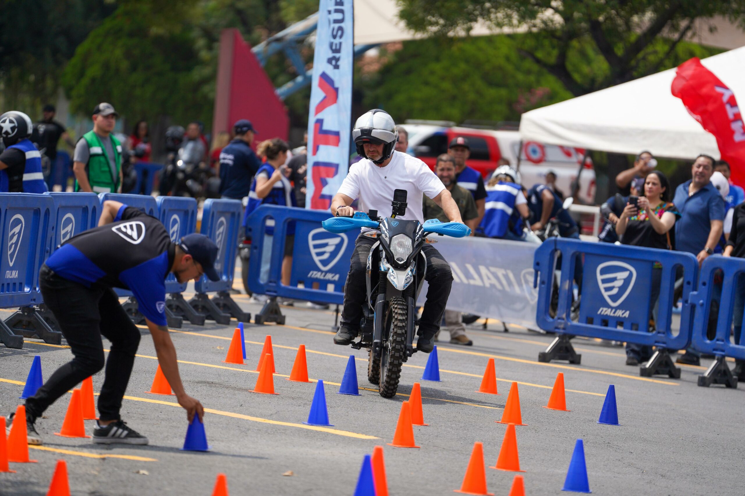 Arranca Monterrey curso gratuito de manejo de motocicleta con más de 300 participantes