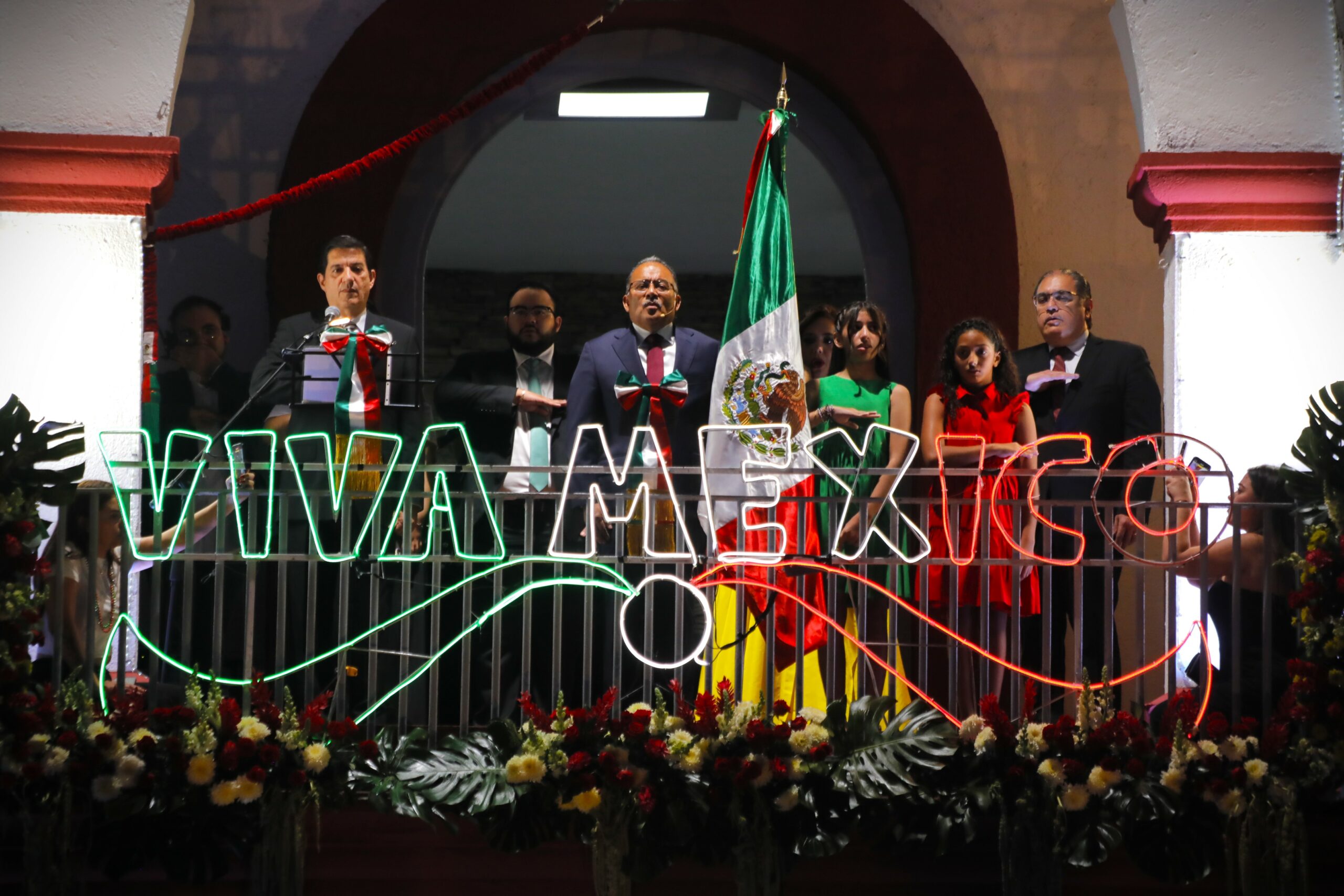 Vibra Escobedo al ritmo norteño y al grito de !Viva México!