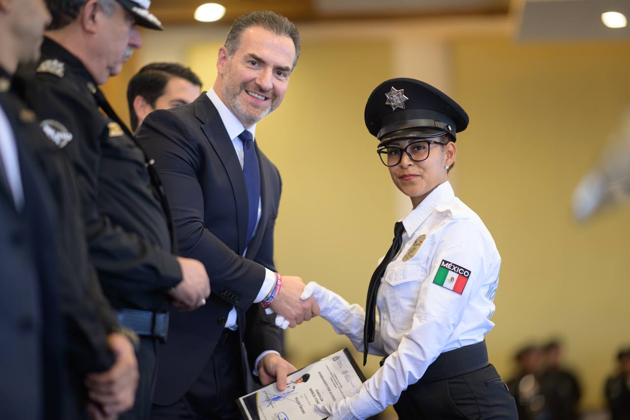 Otorga Monterrey 37 ascensos a policías y tránsitos  