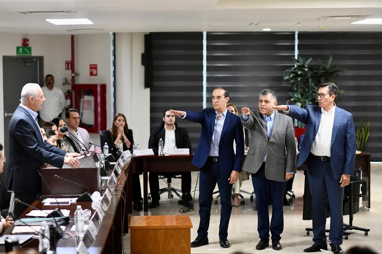 Toma protesta Roman Cepeda a nuevo Secretario del Ayuntamiento, Tesorero y Contralor Municipal Toma protesta Roman Cepeda a nuevo Secretario del Ayuntamiento, Tesorero y Contralor Municipal