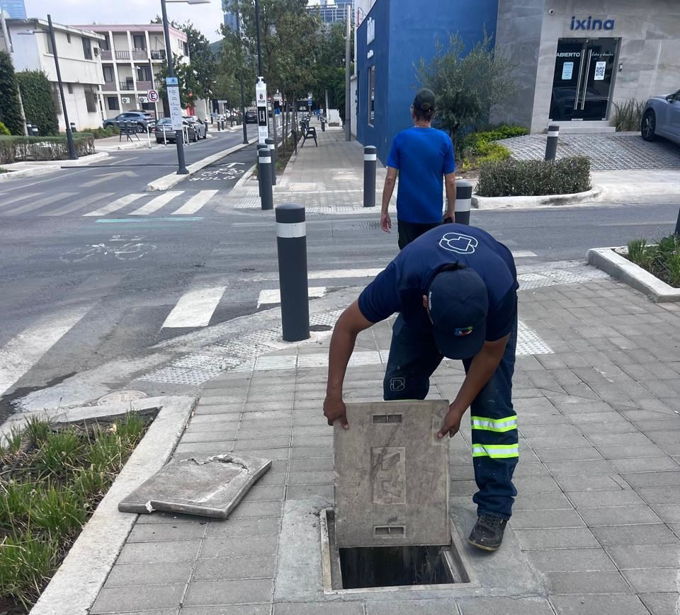 Atiende San Pedro reporte de registro dañado en la colonia Del Valle Atiende San Pedro reporte de registro dañado en la colonia Del Valle