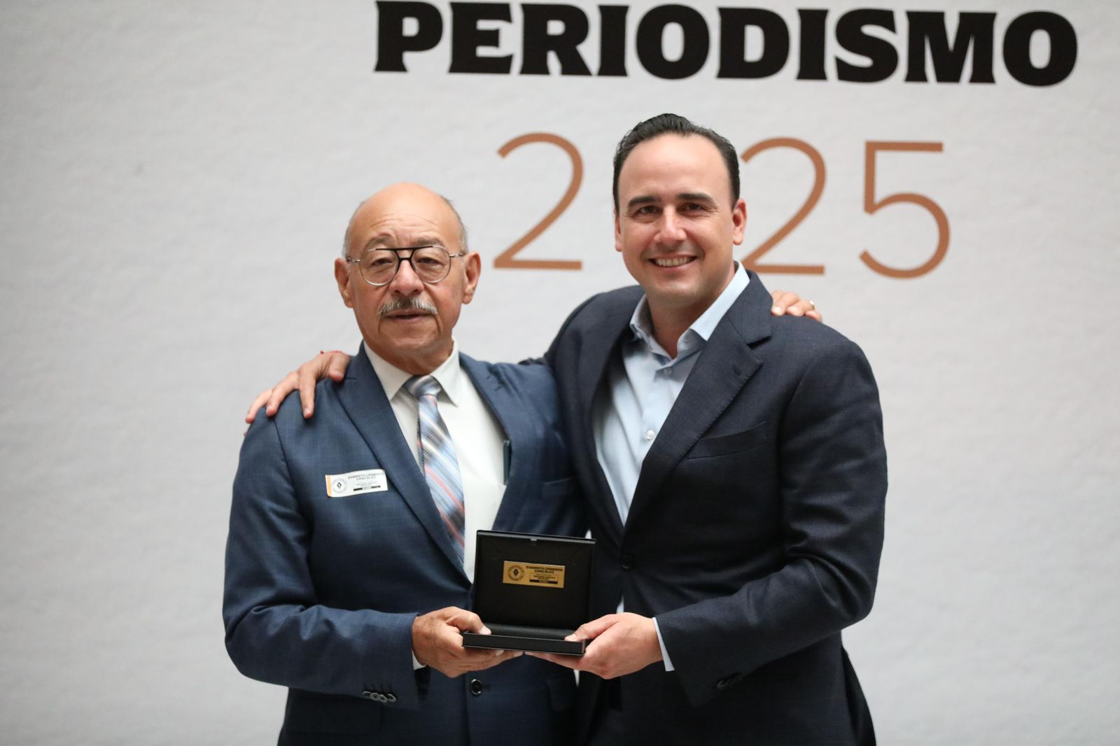 Entrega Manolo Jiménez Premio Estatal de Periodismo Entrega Manolo Jiménez Premio Estatal de Periodismo