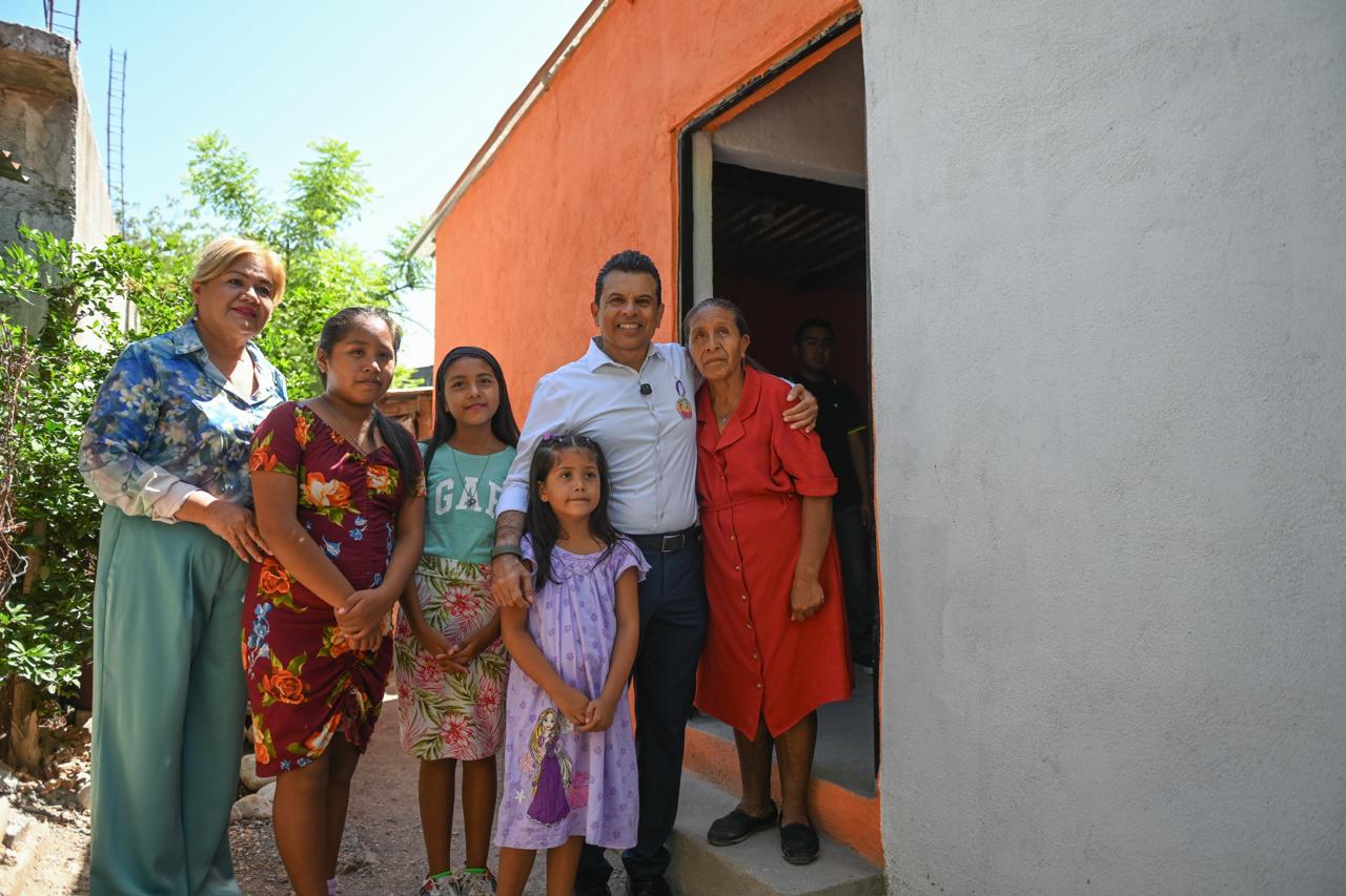 Entrega Lalo Gattás vivienda a familia de la Esfuerzo Popular Entrega Lalo Gattás vivienda a familia de la Esfuerzo Popular